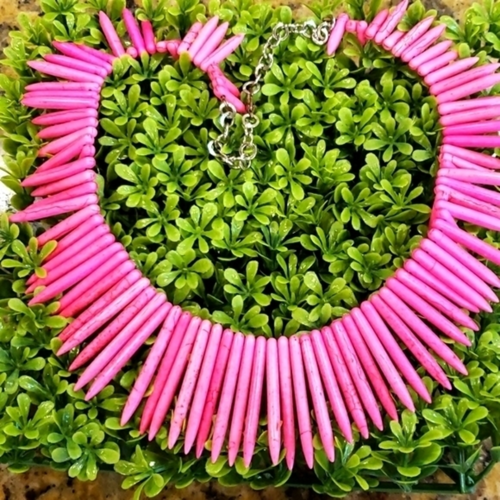 Designer FUSCHIA GENUINE PINK HOWLITE STATEMENT GRADUATED SPIKE NECKLACE